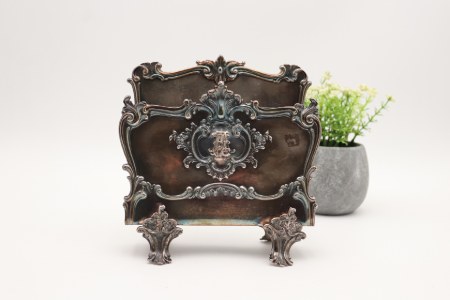  Porta cartas em prata adornado com relevos, cartela para monograma.